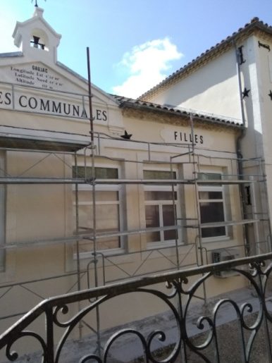 Restauration des anciennes inscriptions sur la façade de l'école communale de Gaujac